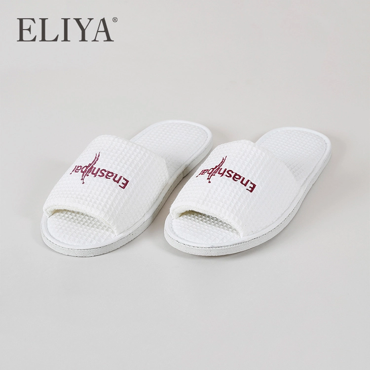 Zapatillas de diseñador para hombre con punta abierta con logotipo personalizado y entrega rápida 1