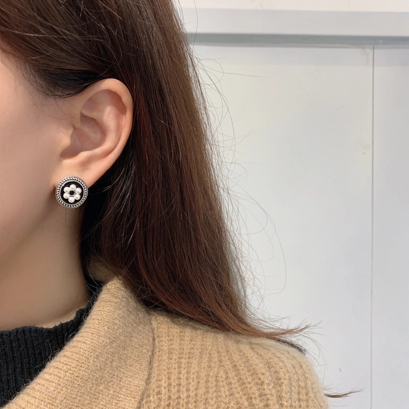 Hainon S925 Silver Needle French Retro Geometric Round Pearl Flower Earrings Simple Temperament Stud Earrings 1
