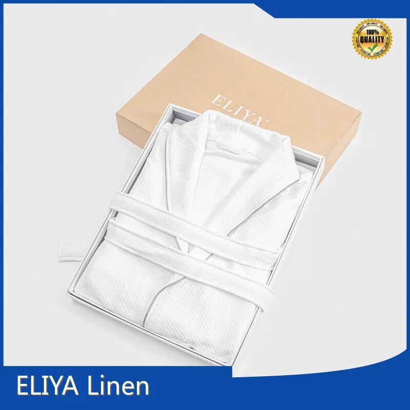 Bata de felpa de la colección Hotel de la marca ELIYA 1