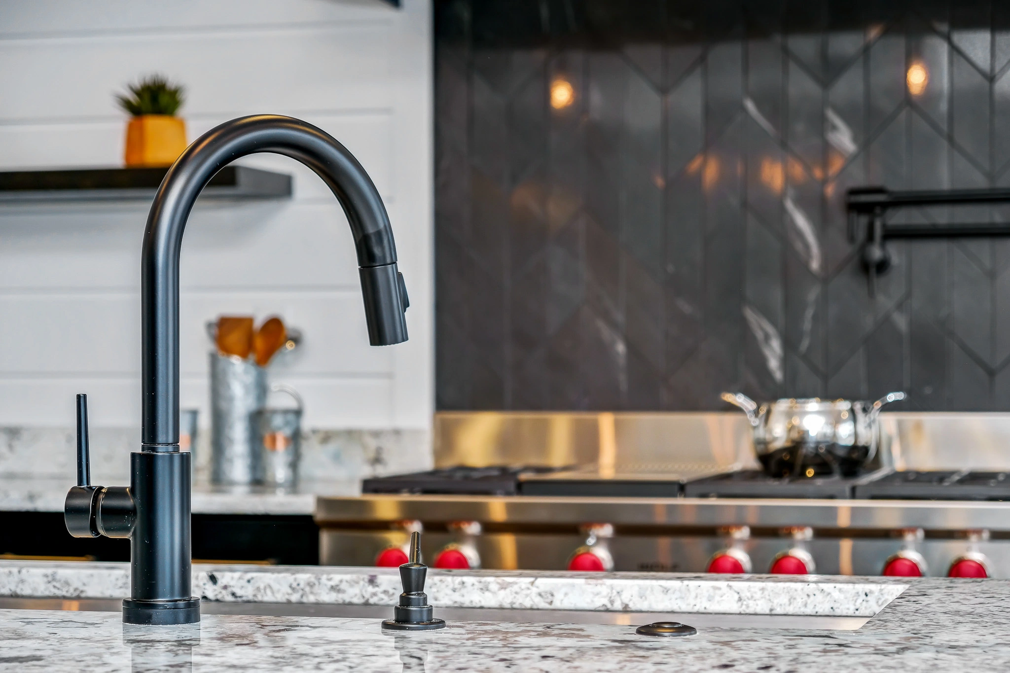 AllandCabinet Gabinete de cocina con panel de losa lacado en negro y gabinete  superior estilo shaker blanco con campana extractora curva, image size:2048x1365