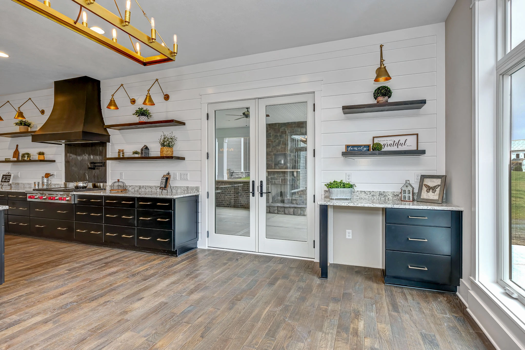 AllandCabinet Gabinete de cocina con panel de losa lacado en negro y gabinete  superior estilo shaker blanco con campana extractora curva, image size:2048x1365