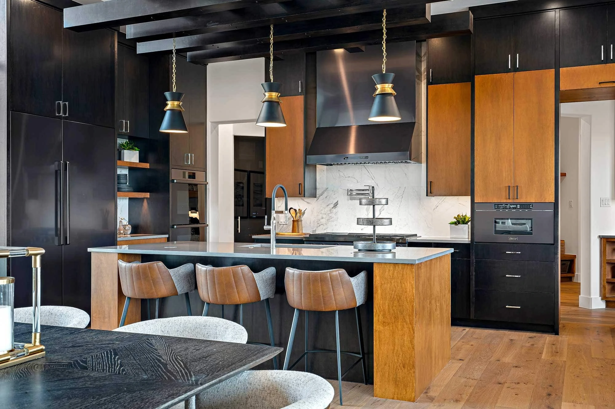 AllandCabinet Moderner Küchenschrank mit Melamin-Finish, Plattenpaneel und Holzmaserung 1