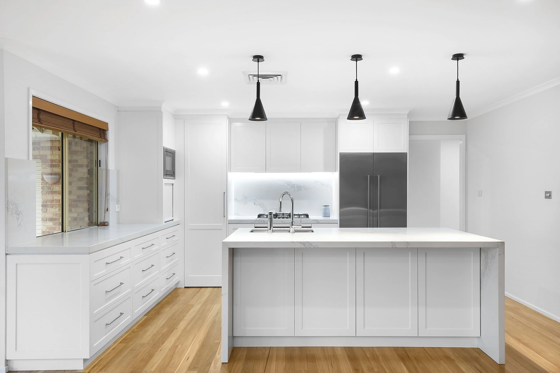 Armário de cozinha Allan Cabinet White Lacquer Shaker e banco de ilha com retorno em cascata 1