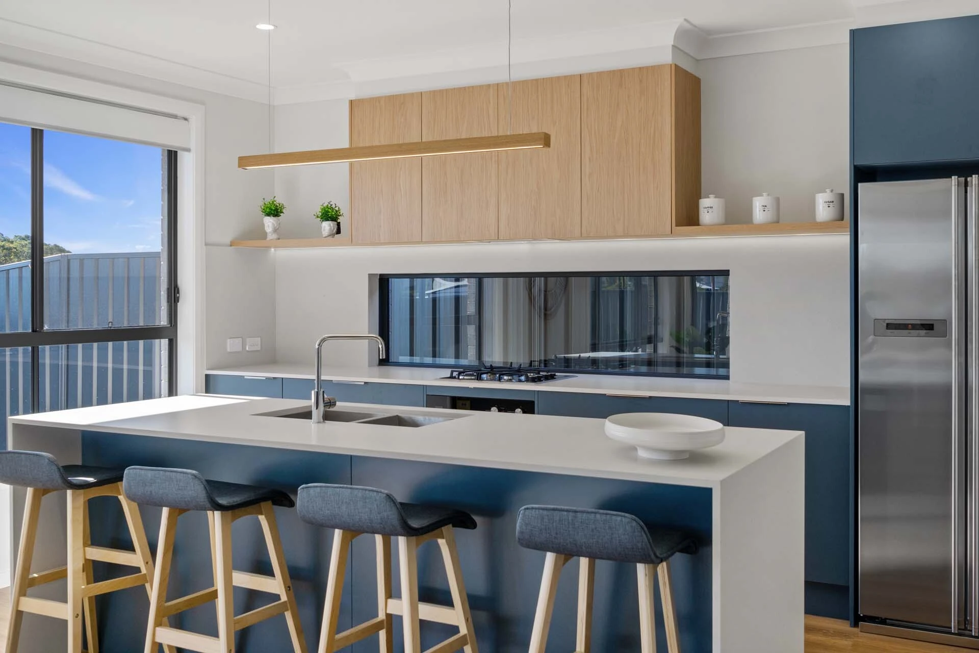 AllandCabinet Coastal Beach Style Grau Blau Offener Küchenschrank mit flachem Paneel und Wandschrank mit Holzmaserung, weicher Schubladenaufbewahrung 1