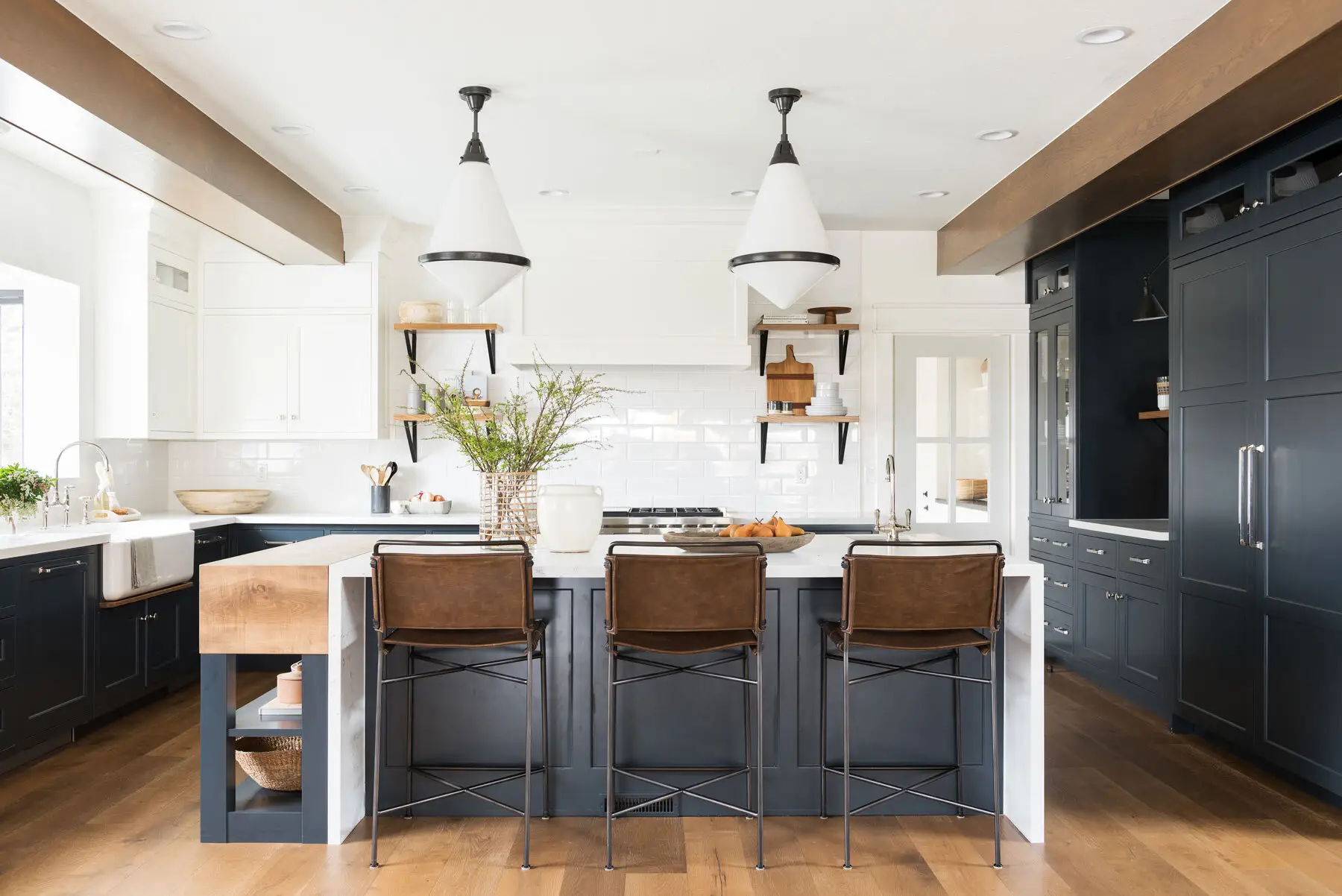 Creating A Sleek And Modern Look With Matte Lacquer Cabinets 1
