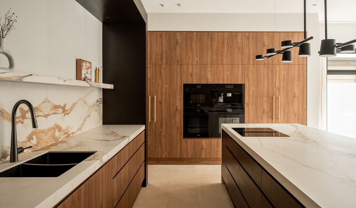 AllandCabinet Modern Kitchen Cabinet Wood Grain Textured Based Cabinet With Black Lacquer Painted Quartzite Countertop Island 2