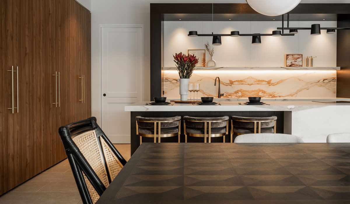 AllandCabinet Modern Kitchen Cabinet Wood Grain Textured Based Cabinet With Black Lacquer Painted Quartzite Countertop Island 4