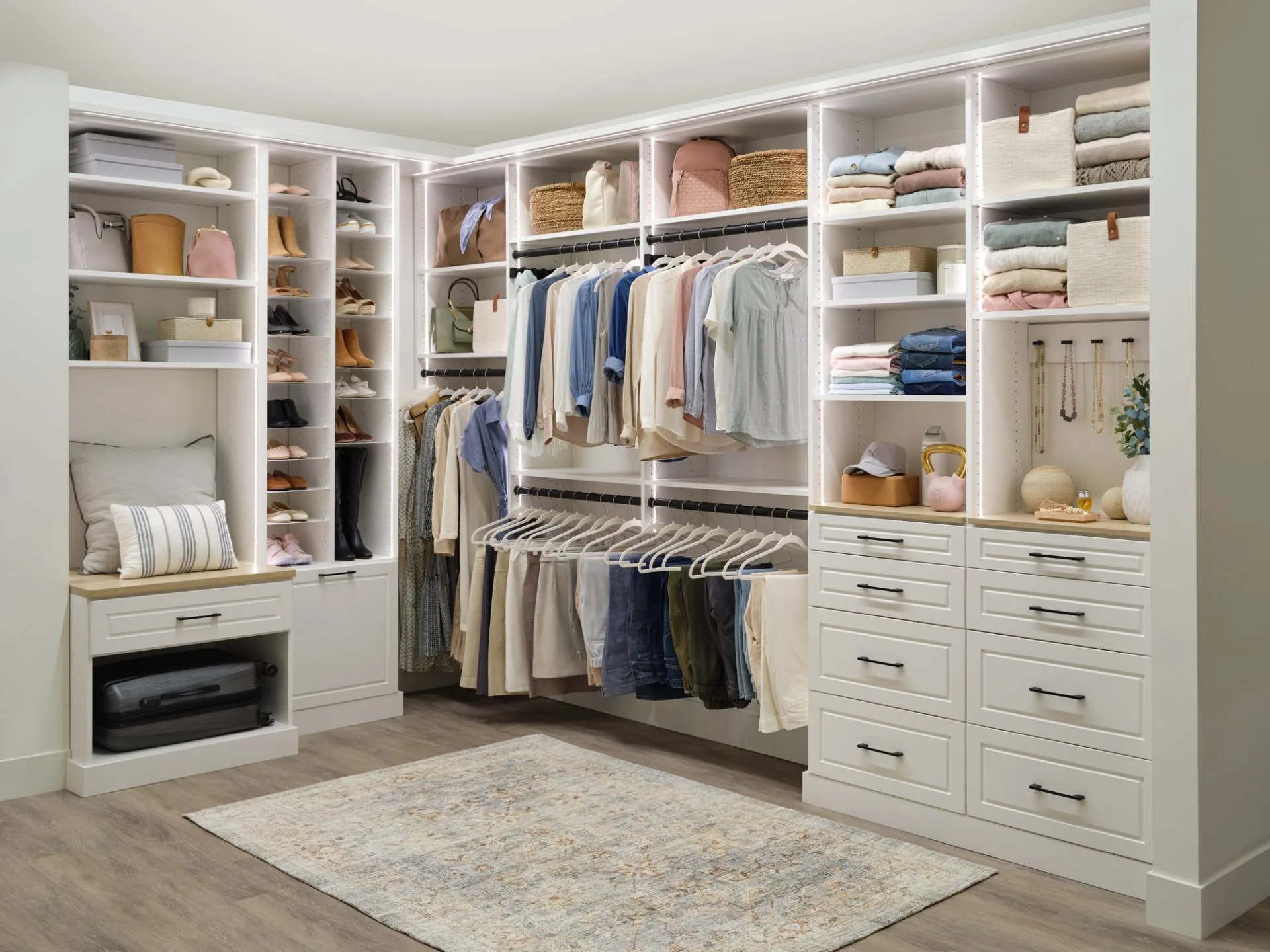 Allan Cabinet Luxuriöses Schlafzimmer mit erhöhtem Kleiderschrank in Weiß, individuelles, modernes, begehbares Schranksystem für Schlafzimmer aus Holz 1