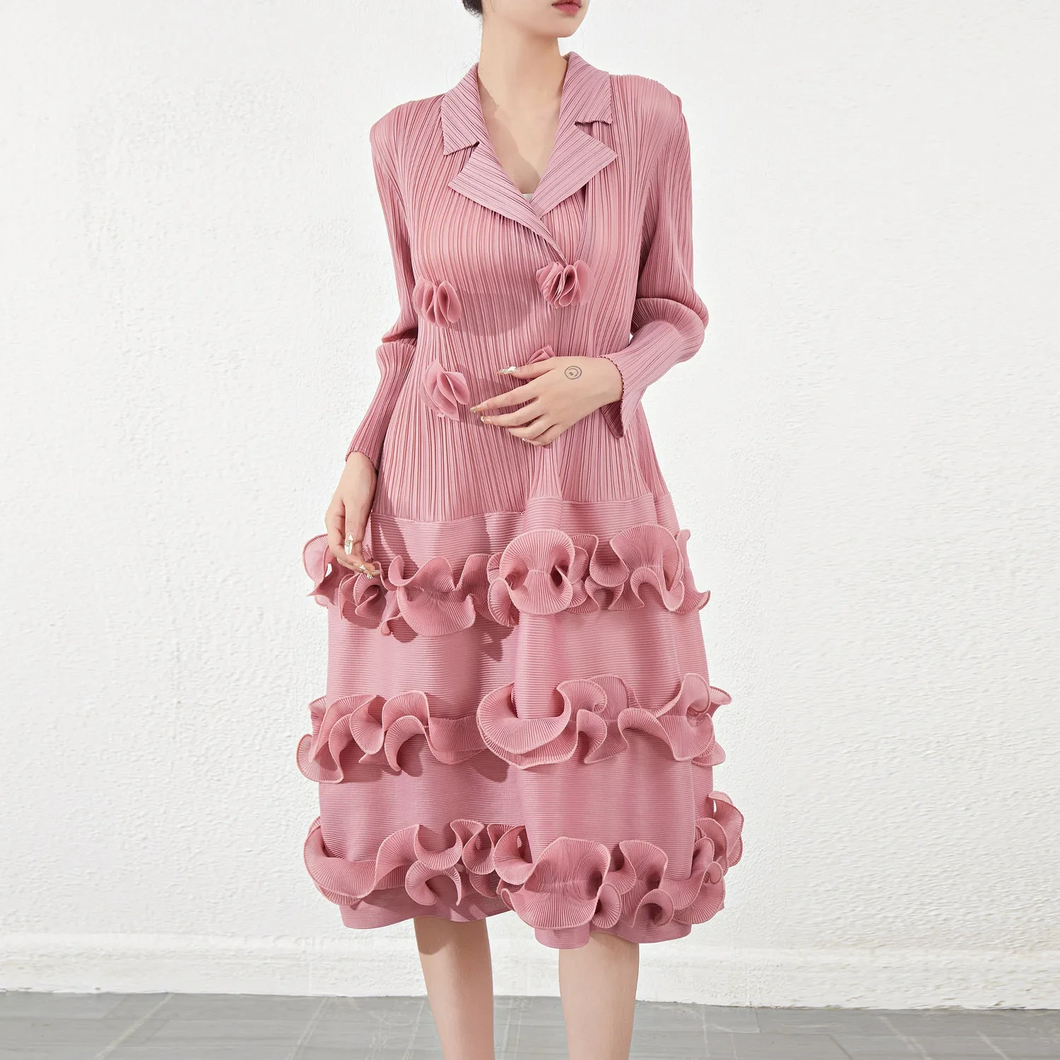 Plissee-Bekleidungshersteller 2024 Herbst Neu Issey Miyake Plisseekleid Großhandel Einzigartiges Design Plissee Puffärmel Langarm Freizeitkleid Lieferant 1