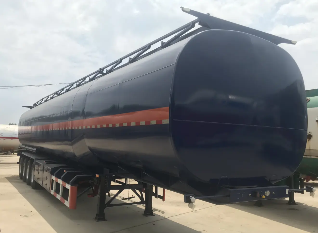 KDZG Trailer Truck Diesel Fuel Trailer Mechanical SuspensionFactory 2