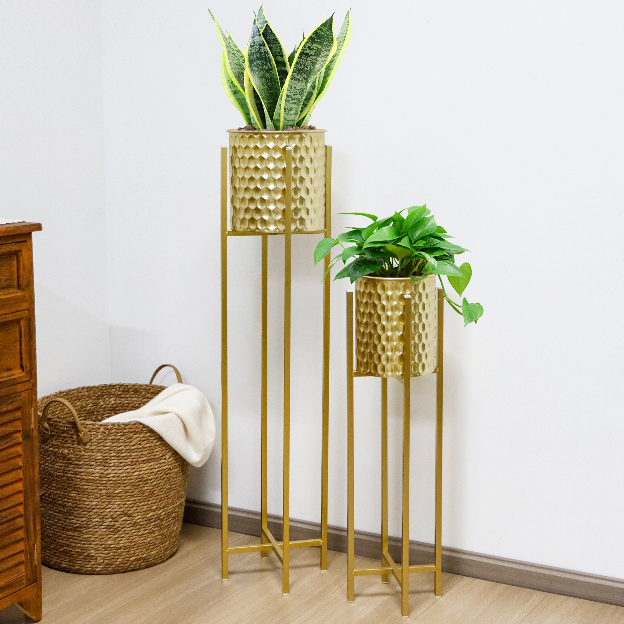 Set di 2 vasi da fiori alti dorati dal design classico con superficie a nido d'ape, fioriera decorativa per balcone per interni con supporto robusto 1