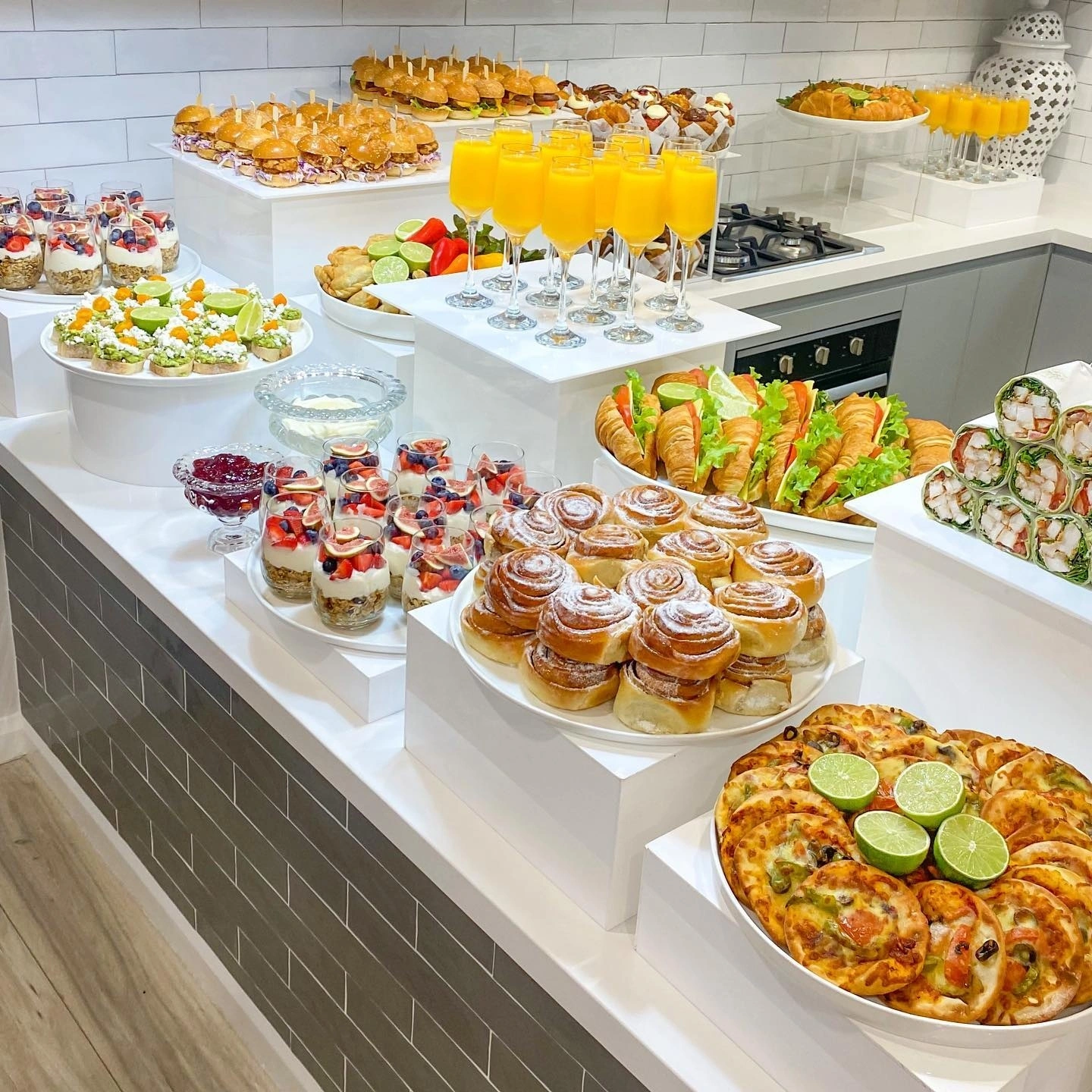 Elevadores de exhibición de acrílico para eventos - Venta al por mayor Puesto de comida con pedestal para banquete de boda tipo buffet blanco 1