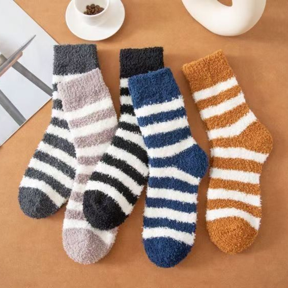 Chaussettes d'intérieur en polaire à rayures chaudes pour hommes - Chaussettes antidérapantes en polyester doux 1