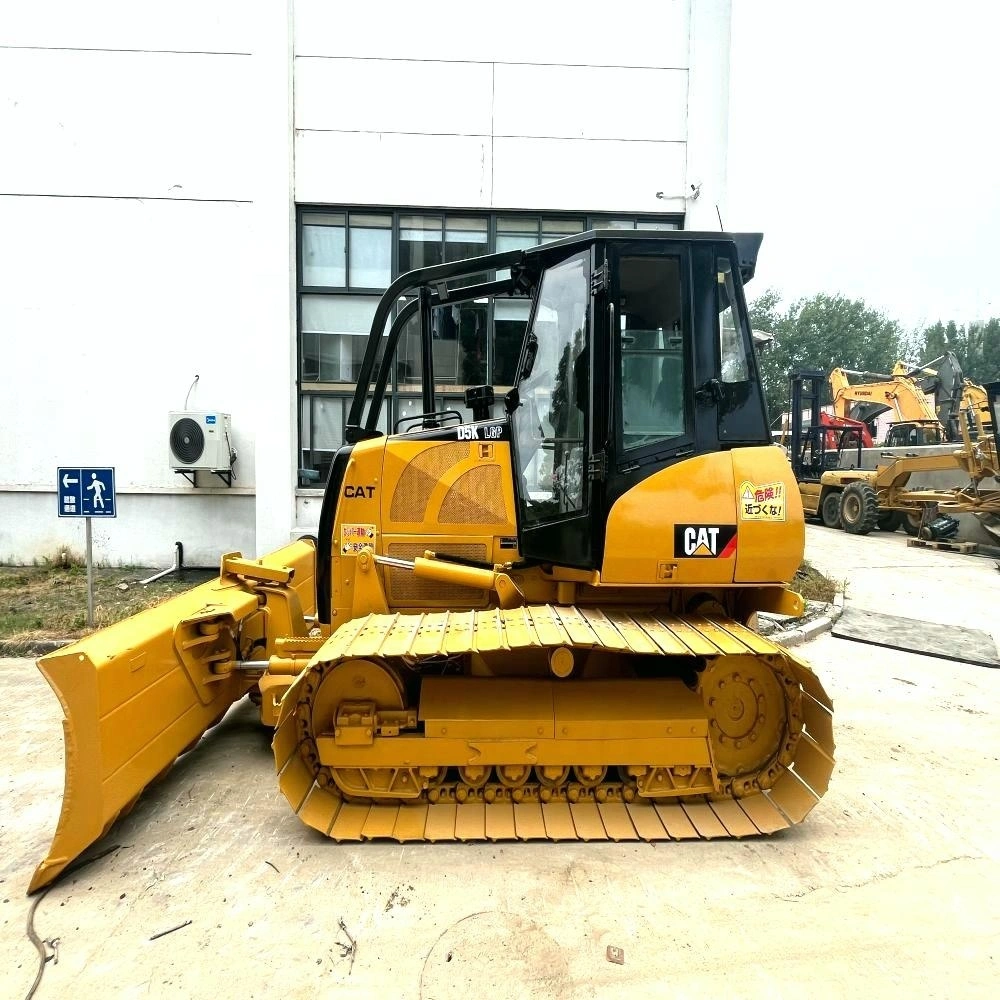 Bulldozer cingolato piccolo Caterpillar D5k usato con motore originale 1