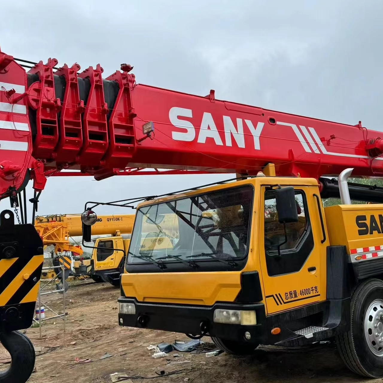 Gru per autocarri da 80 tonnellate per macchinari utilizzati dall'industria pesante Sany 1