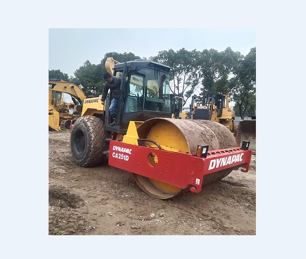 Rullo compressore vibrante Dynapac Ca251 usato in vendita 1