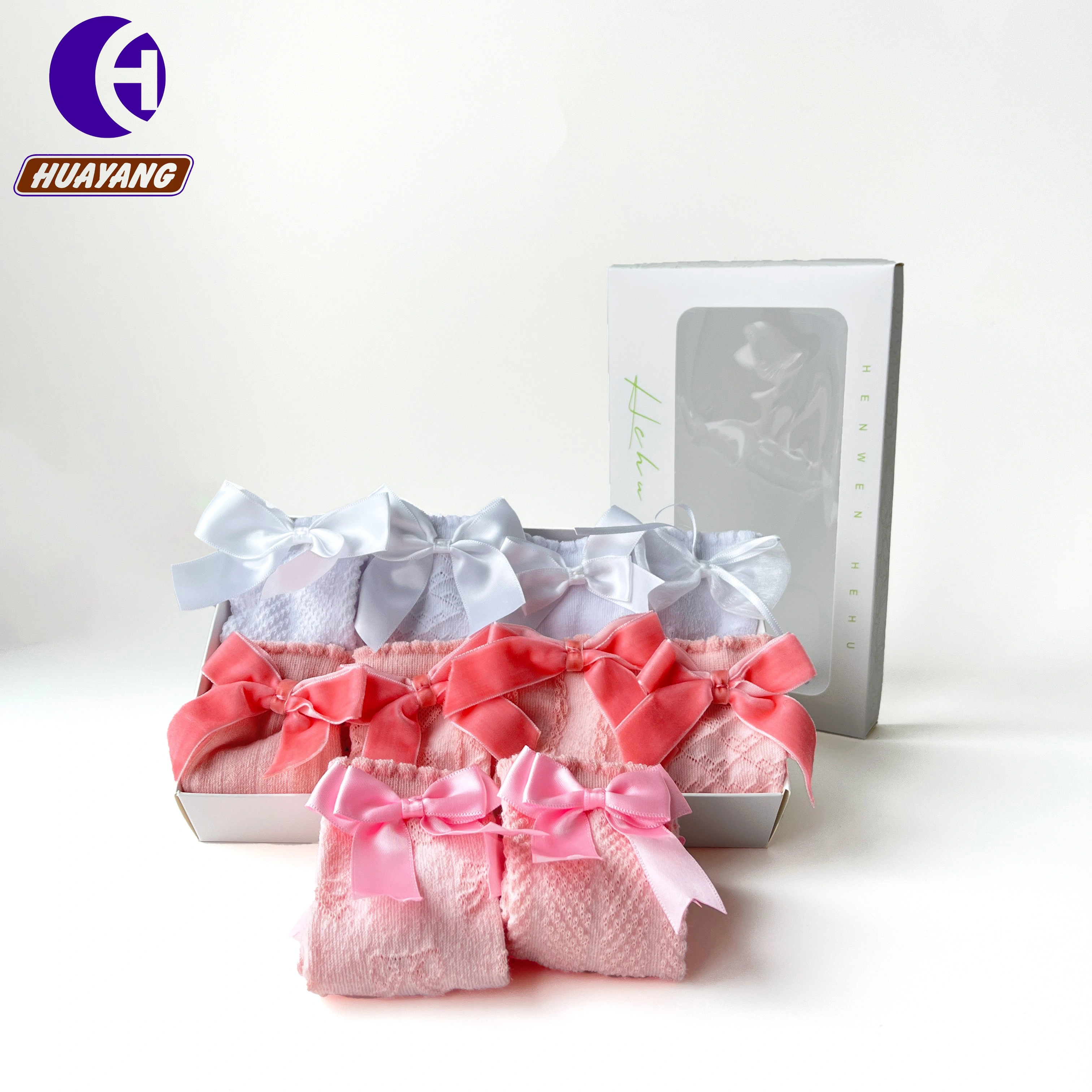 Chaussettes bébé tricotées sur mesure avec nœud pour les 1-3 ans - haute qualité 1