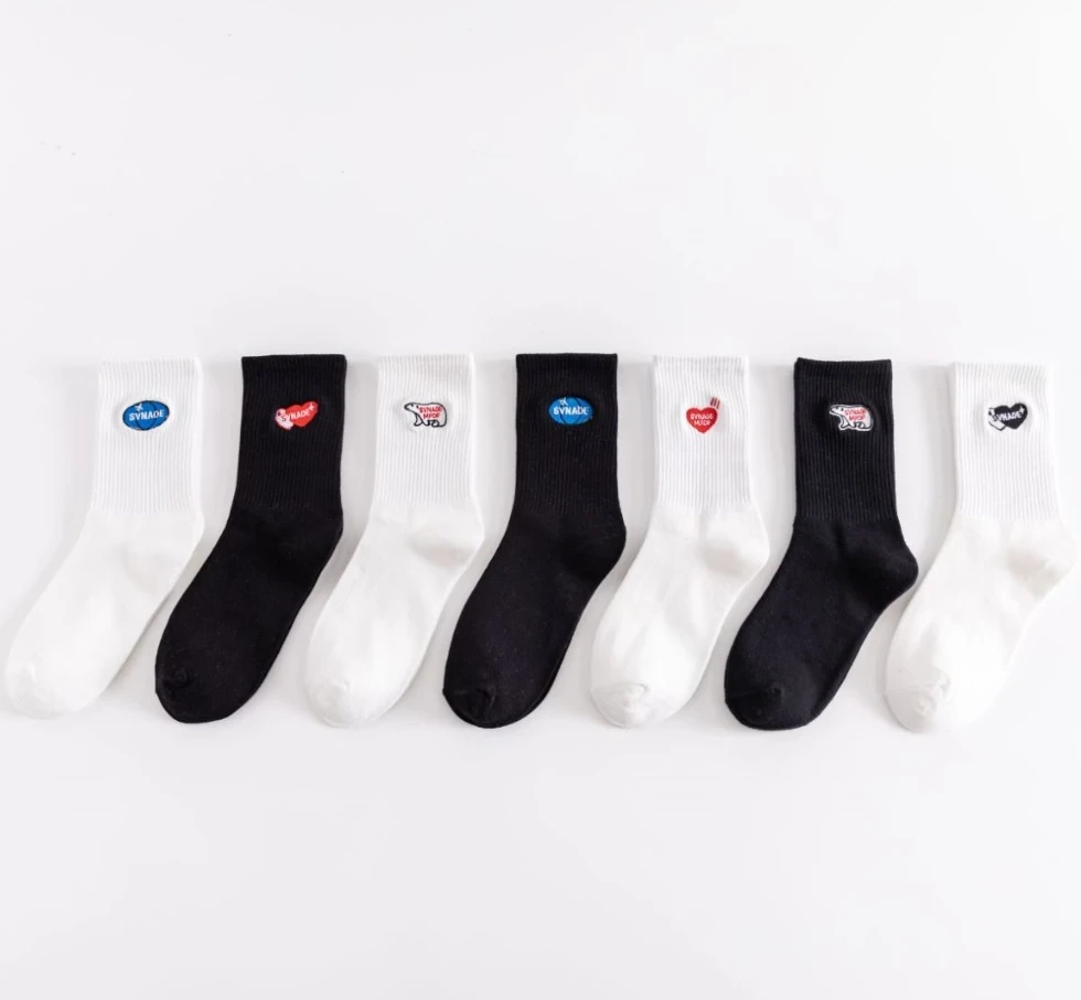 Chaussettes tricotées à logo brodé pour des pieds mignons et confortables 1