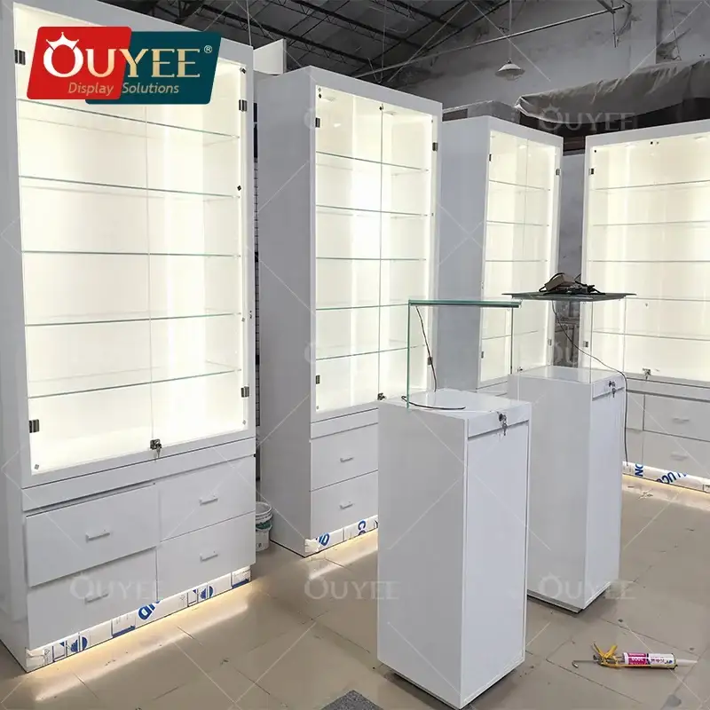 Wandmontierter Brillenschrank – Sonnenbrillen-Display im Optikergeschäft 1