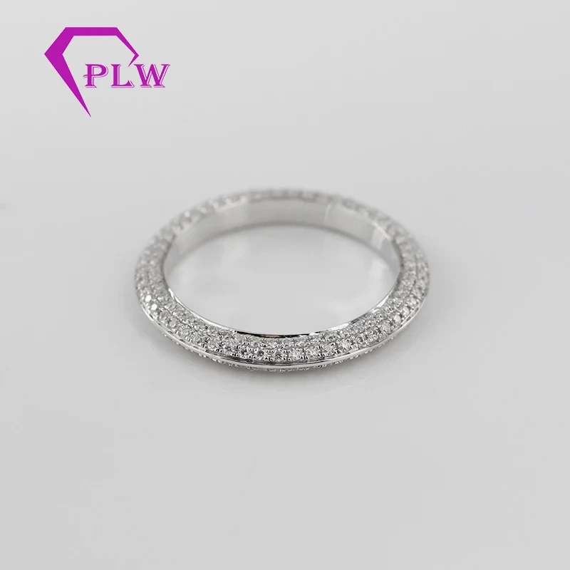 14K Gol White Moisanite Eternity Ring Band avec une mêlée pavée du diamant Moisanite 1
