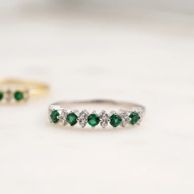 Alliance minimaliste 14 carats sertie d&39;émeraude de laboratoire <000000> et de diamants de laboratoire pour femme 11