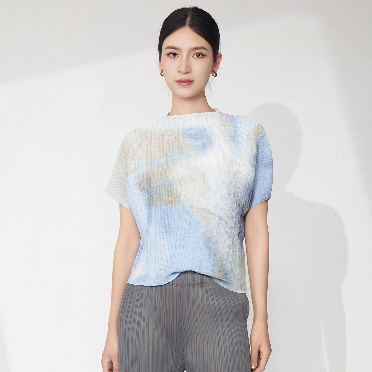 Hochwertiger Großhandel Frauen-Falten-Tops-Sommerdesigner Polyester T-Shirts | Miyake Style Casual Bluse 1