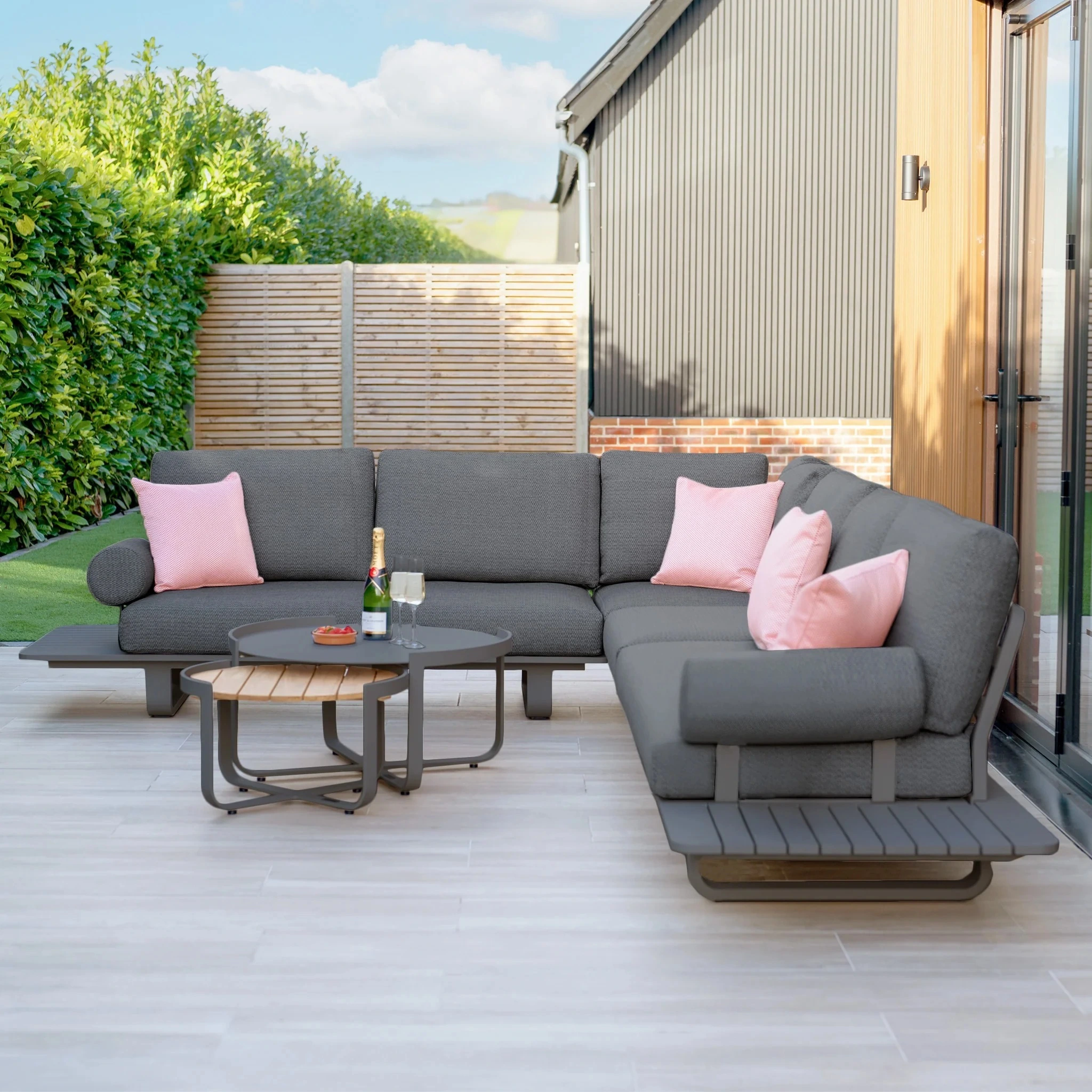 Ensemble de sièges d'hôtel imperméables en aluminium pour l'extérieur, canapé d'angle en L avec table basse, canapé de jardin et salon de terrasse avec table basse. 1