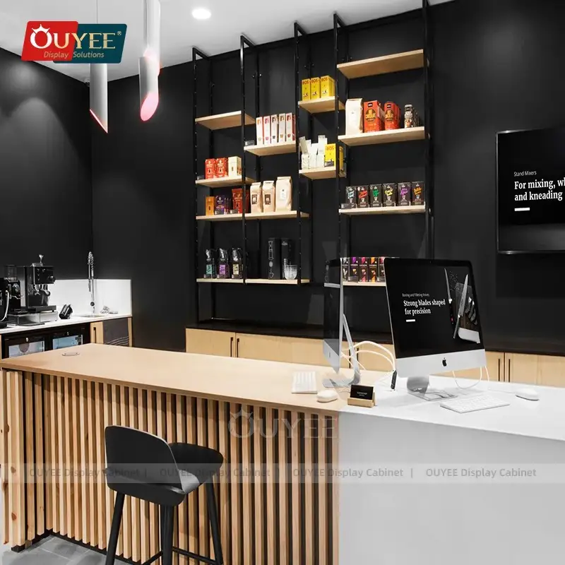 Küchenwandvitrinen aus Holz für die Ladeneinrichtung von Küchenartikelgeschäften 1