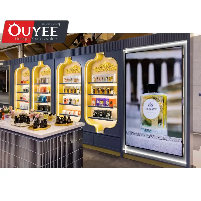 Prateleiras expositoras douradas em estilo árabe para quiosque de perfumes em shopping center. 1