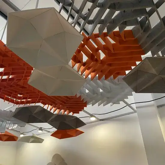 Panneaux de plafond acoustiques à lamelles de feutre PET, absorption acoustique élevée (NRC) pour une utilisation au bureau 1