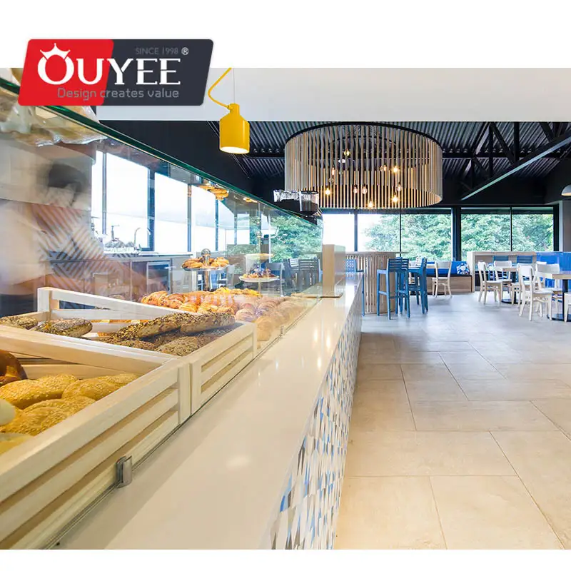 Maßgefertigter Vitrinenständer aus Holz und Glas für einen Milchtee-Laden 1