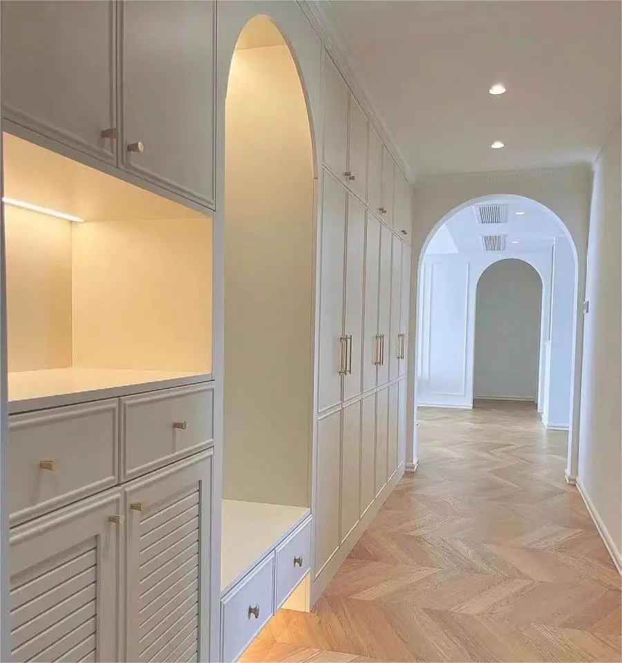 Streamlined Walk-In Cloakroom: Effortlessly Organize with a Single Door 1
