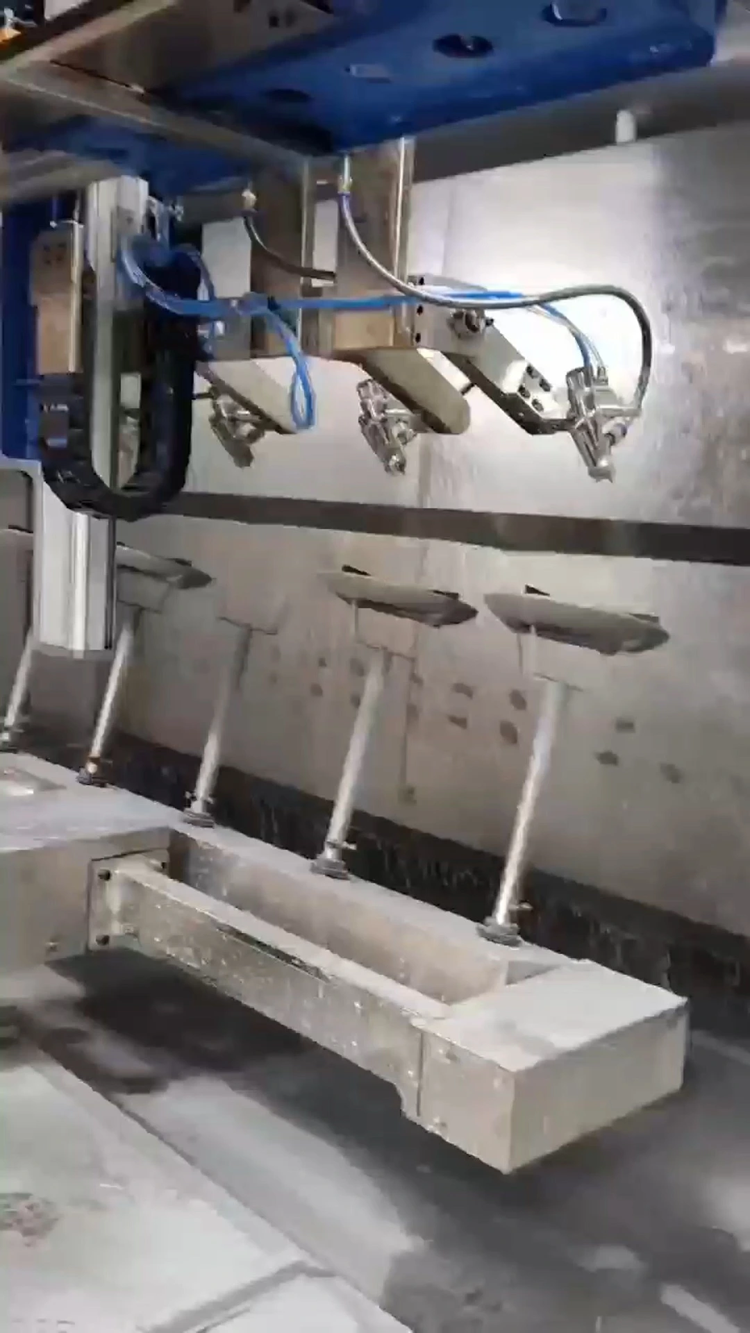 Auto Parts Spraying Equipment 4-gun 6-axis Automatic Spray Painting Machine 1