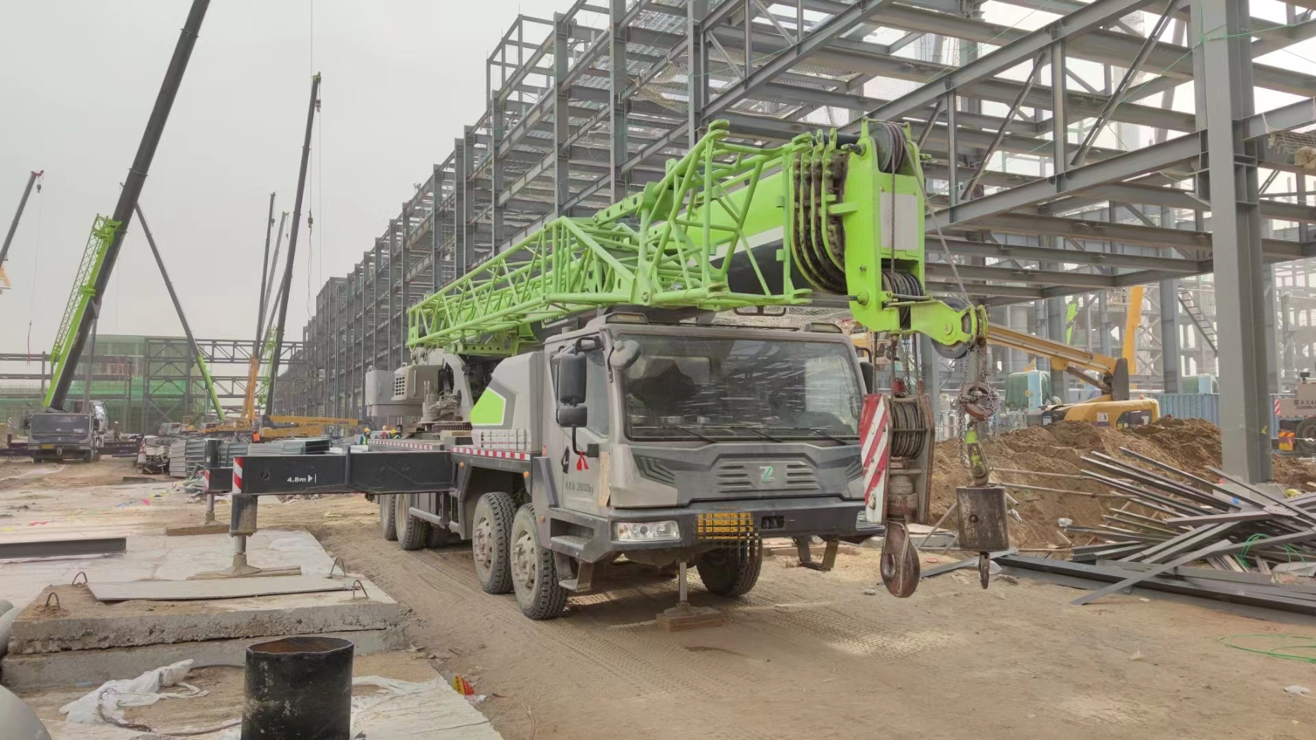 Zoomlion Truck crane 35T Truck Crane Hydraulic Crane Dengan Lengan Lipat Untuk Konstruksi 1