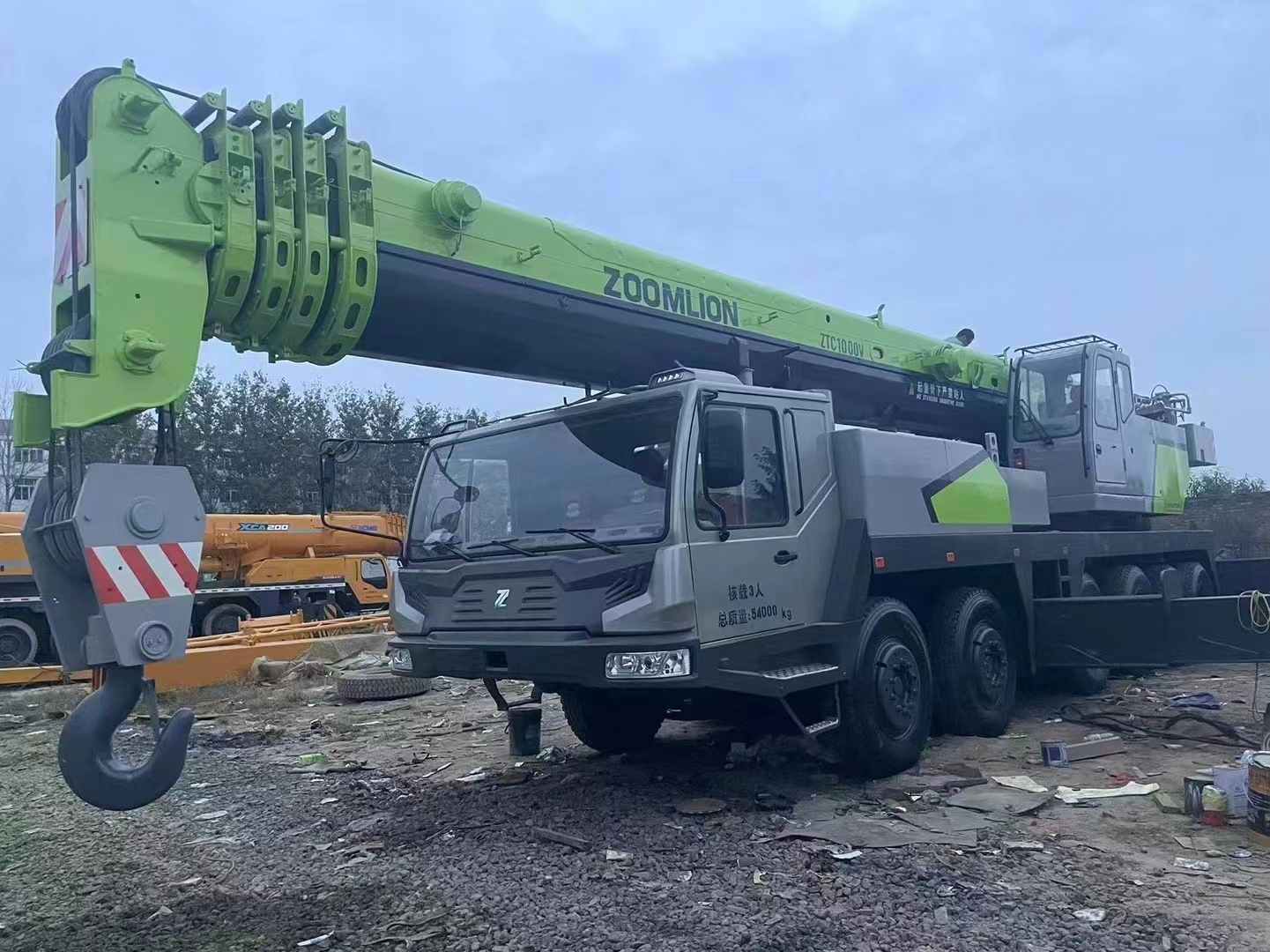Grúa usada zoomlion ZTC1000 con capacidad de elevación de 100 toneladas para levantar varios proyectos a gran escala 1
