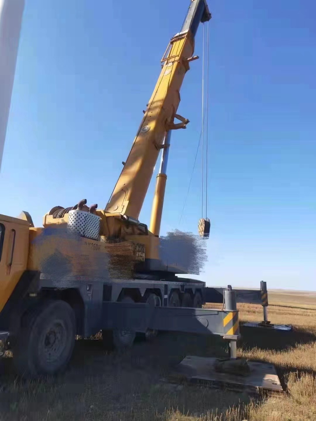 Merek Cina bekas XCMG QAY160 dengan derek truk bergerak segala medan seberat 160 ton Untuk mengangkat berbagai proyek skala besar 7