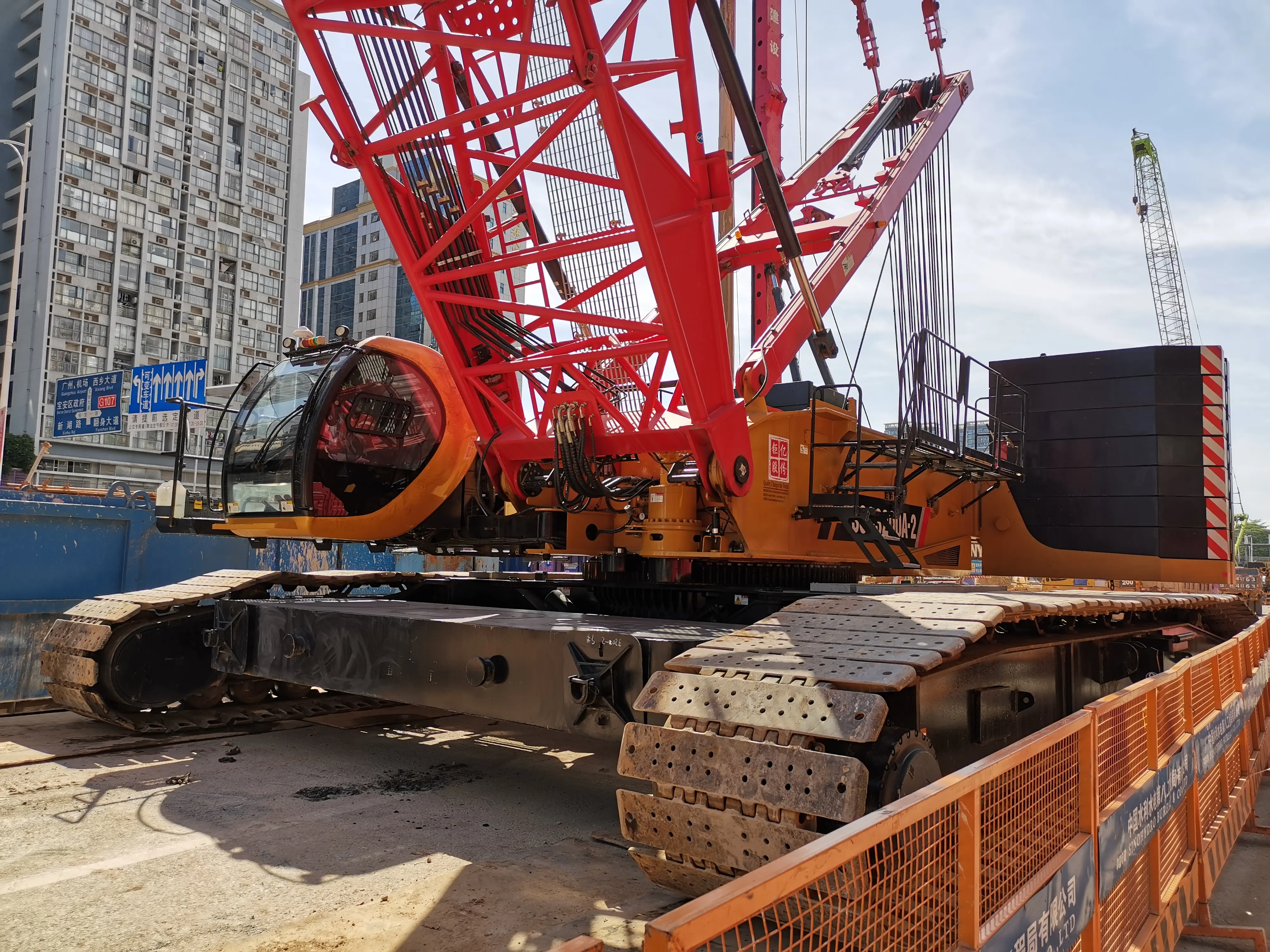 Cần cẩu bánh xích bằng kính thiên văn để bán với giá tốt 1