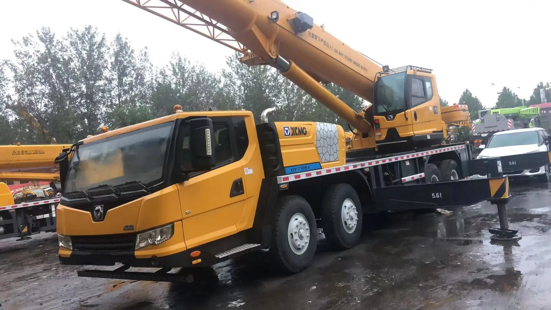 truk derek bekas XCMG QY70K Dengan kapasitas angkat 70 ton Untuk mengangkat berbagai proyek skala besar 1