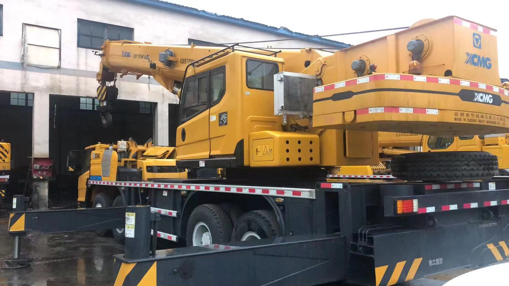 Grúas sobre camión usadas XCMG QY70K con capacidad de elevación de 70 toneladas para levantar varios proyectos a gran escala 12