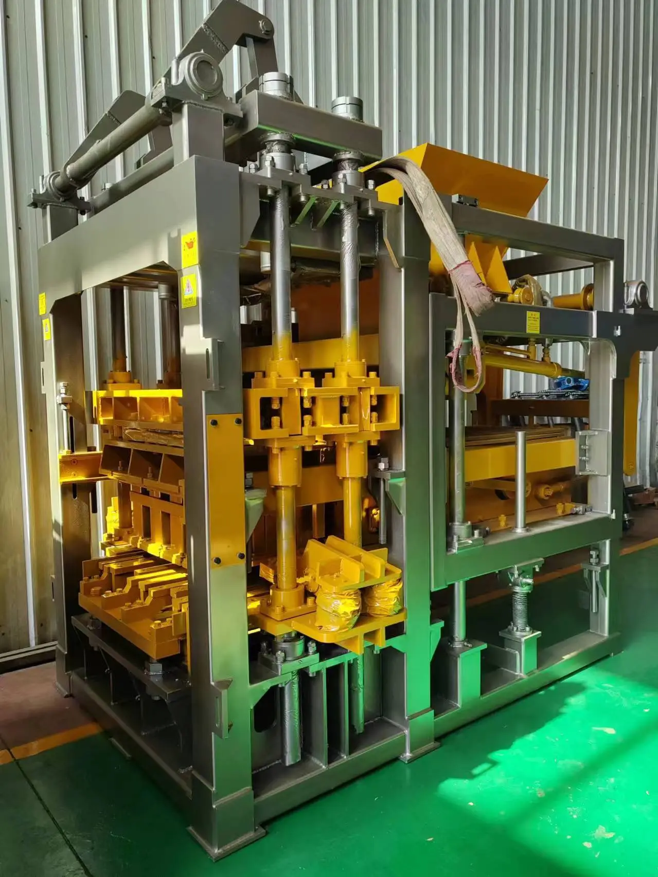 Machines de fabrication de blocs de béton de verrouillage robustes Yixin QT6-15 1