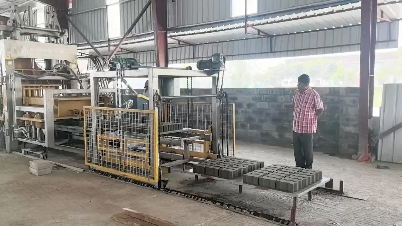 Máquina formadora de bloques de adoquines en zigzag de inventario mayorista de maquinaria Yixin QT8-15 1