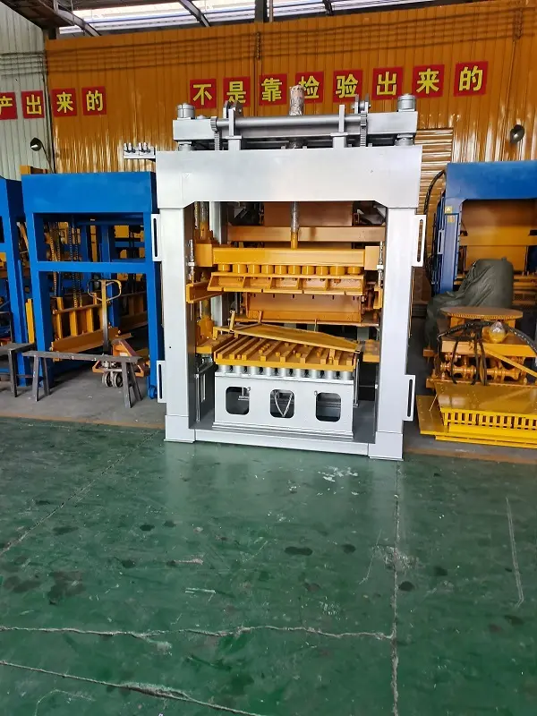 Interlocking Block Making Machine by YIXIN 5