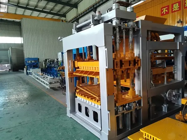 Interlocking Block Making Machine by YIXIN 3