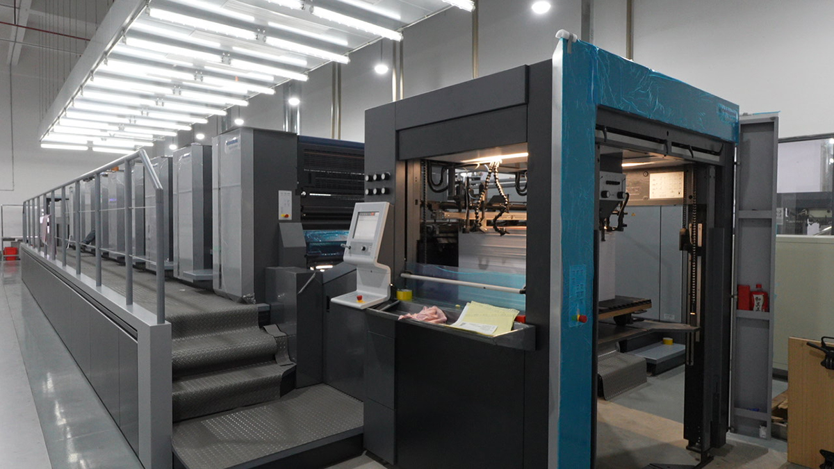 Maak kennis met onze nieuwste aanwinst: de ultramoderne Roland 700 8+1+1-drukmachine 1