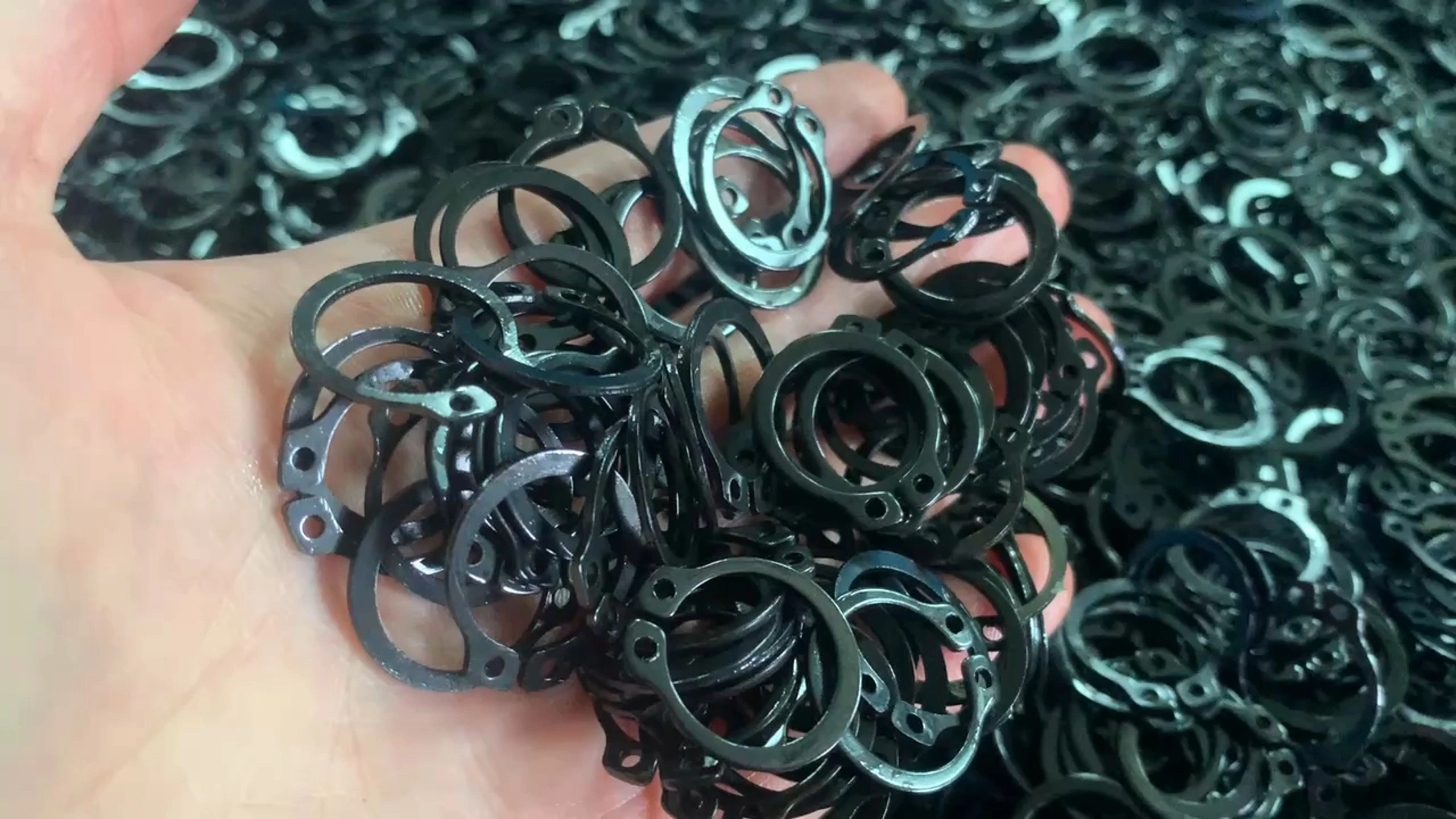 Cincin penahan Unibridge untuk poros - tipe normal DIN 471 Baja pegas Black-oxide atau Zinc Flake dengan penyebaran maksimum 1,01 x d1 direkomendasikan 1