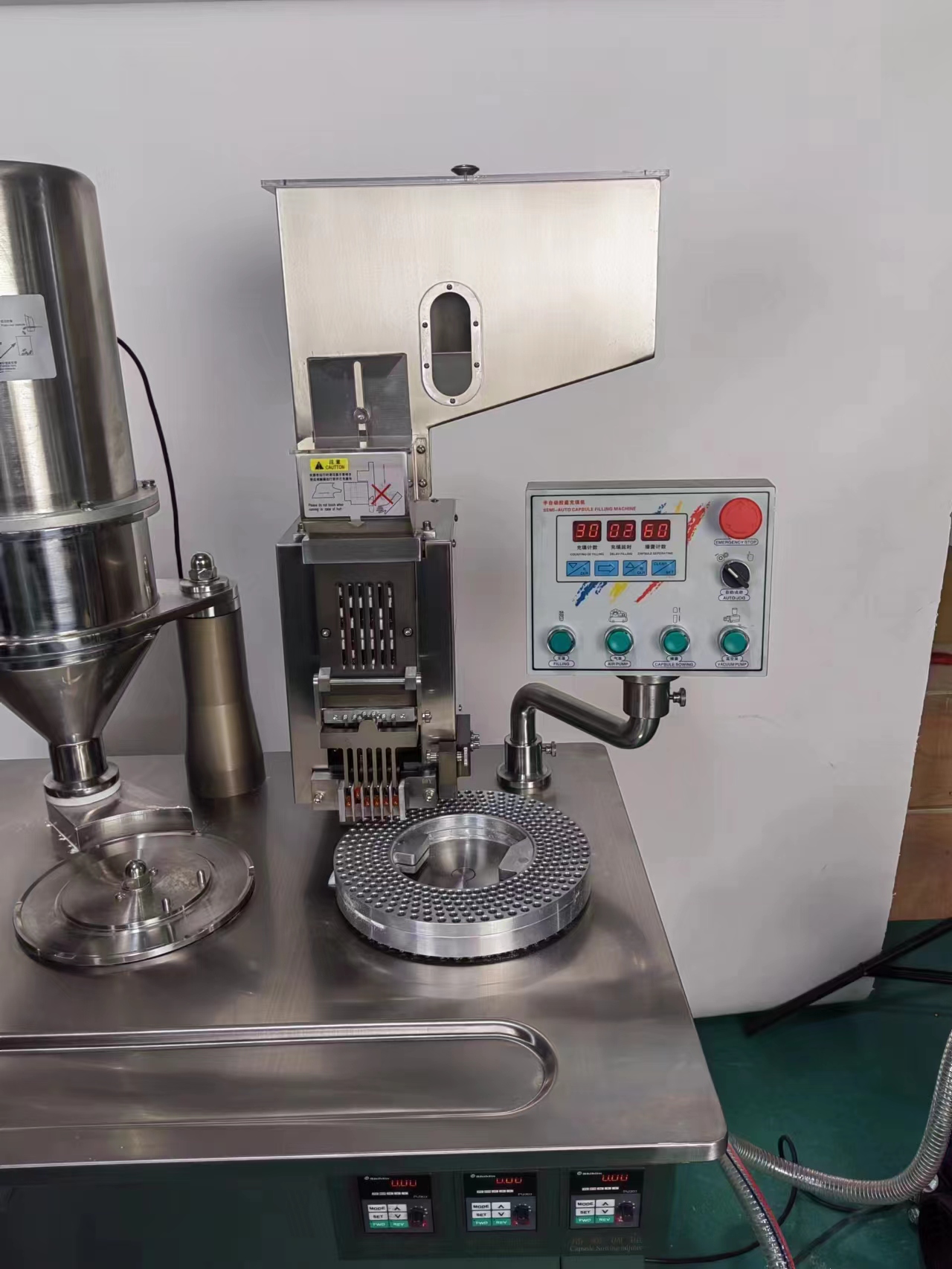 Halbautomatischer Kapselfüller 4
