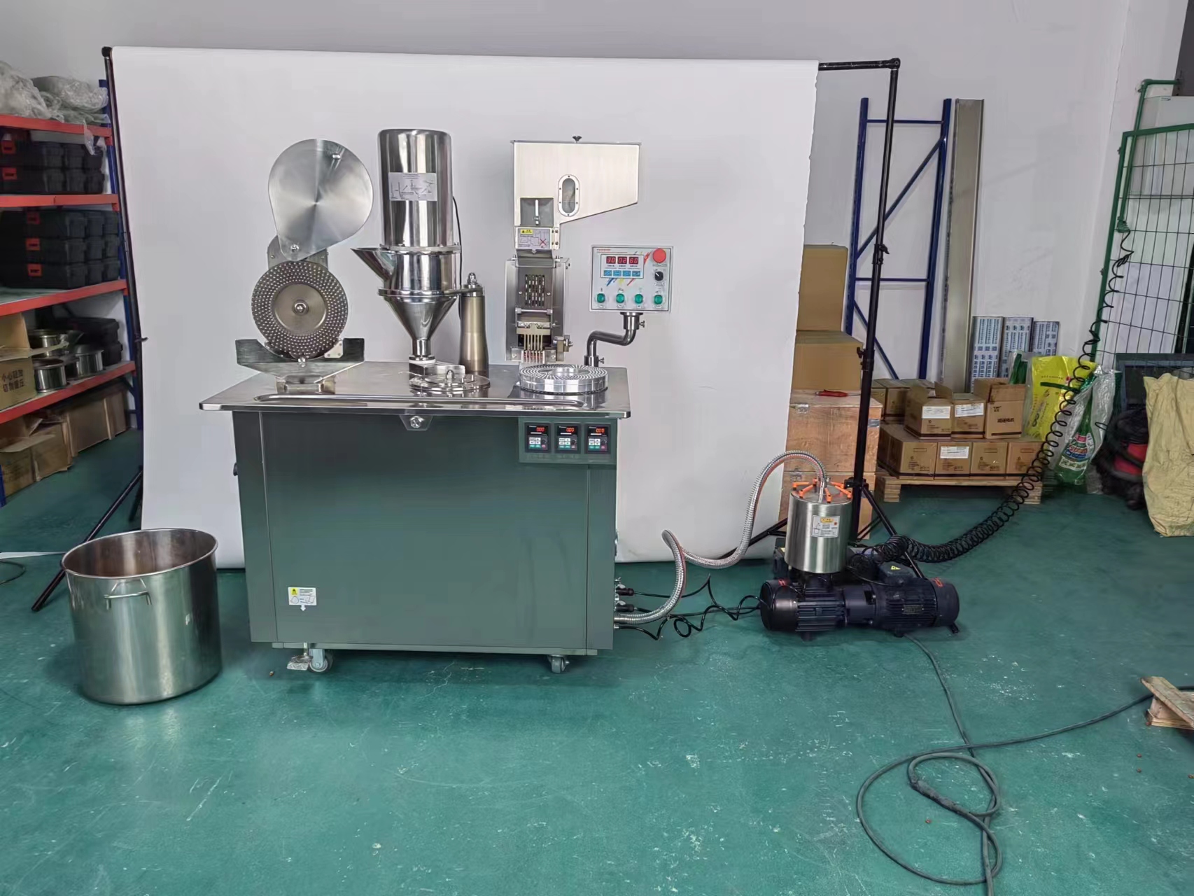 Halbautomatischer Kapselfüller 2