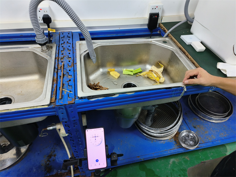 Customers visited the garbage disposal factory, and we demonstrated the grinding effect on site. 4