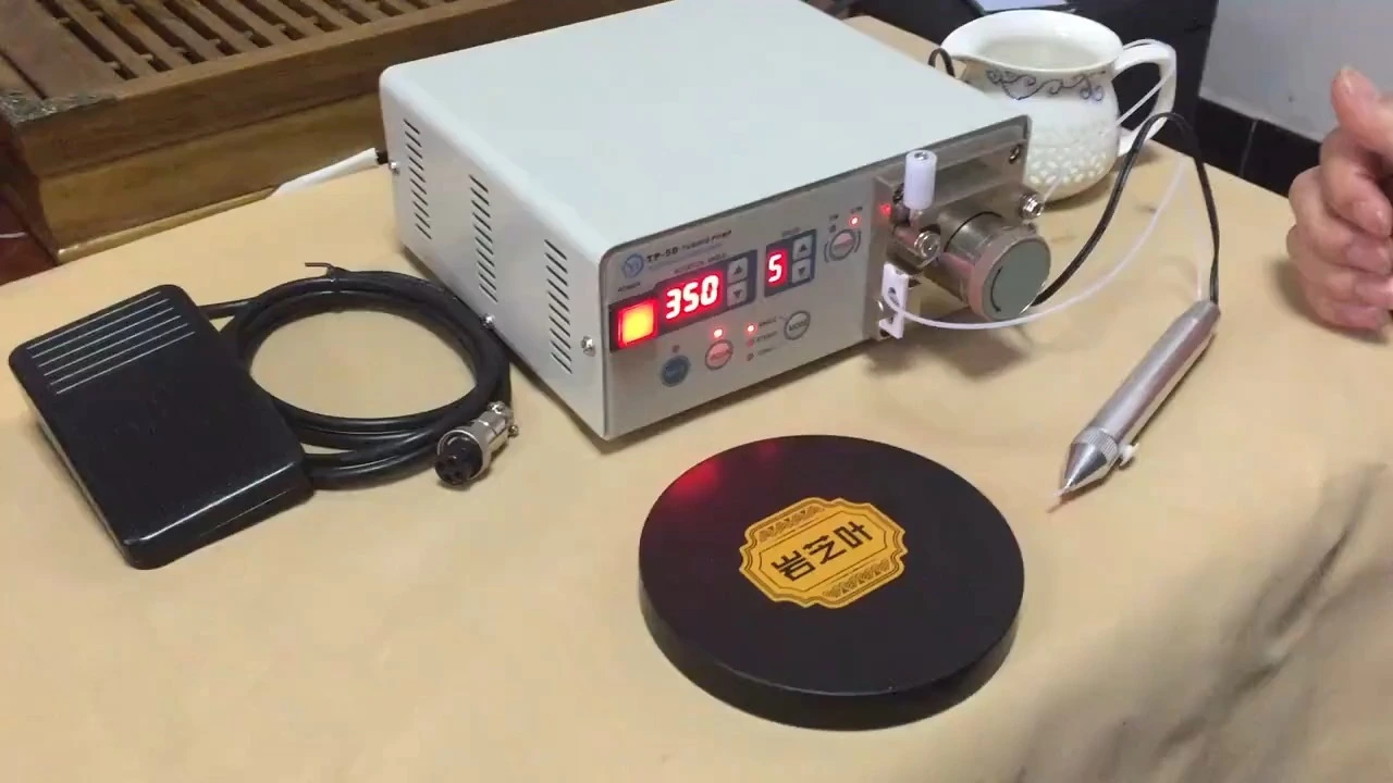 Hochpräziser automatischer Klebstoffspender TP-50 mit einstellbarer Abgabegeschwindigkeit und Klebstoffabgabemaschine für die Elektronikfertigung 1