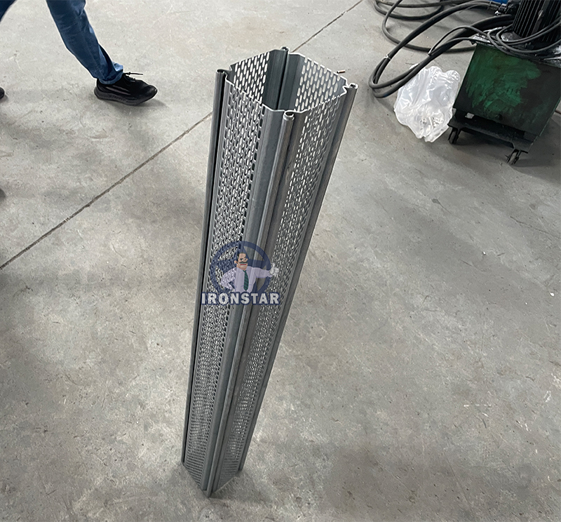 Máquina perfiladora de puertas enrollables perforadas IRONSTAR de 150 mm y 111 mm en Colombia 3